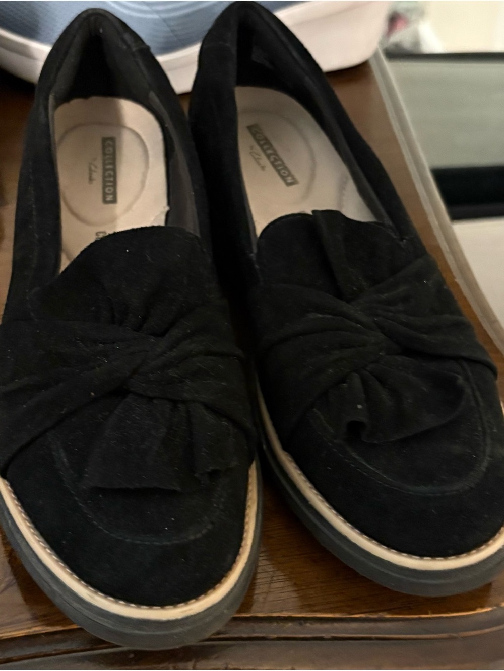 Clark’s 7.5 M Women’s Black Suede Knot Detail Loafers.